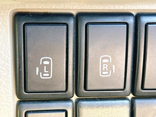 指先ひとつでドアオープン。【ワンアクション両側パワースライドドア】両手がふさがっていても、スイッチひとつでスライドドアが自動解錠&自動オープンします。