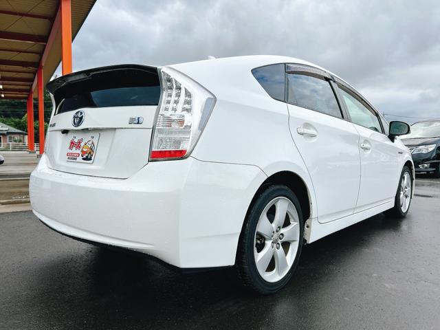 プリウス Ｓツーリングセレクション　ＥＴＣ　バックカメラ　ナビ　ＴＶ　アルミホイール　ＬＥＤヘッドランプ　ヘッドライトウォッシャー　ＣＶＴ　スマートキー　アイドリングストップ　電動格納ミラー　盗難防止システム　ＣＤ　ＤＶＤ再生（15枚目）