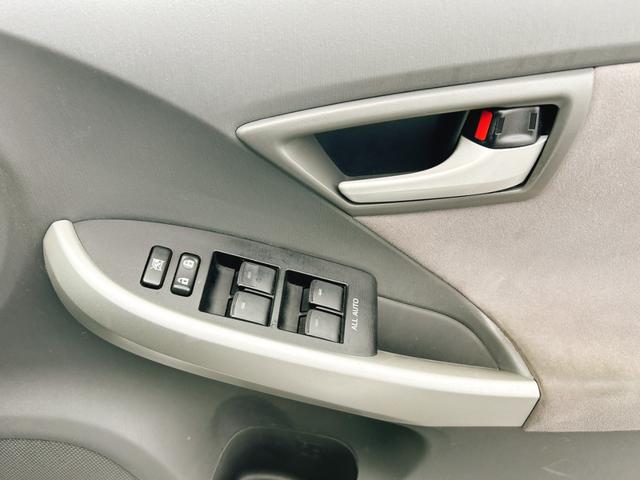プリウス Ｓツーリングセレクション　ＥＴＣ　バックカメラ　ナビ　ＴＶ　アルミホイール　ＬＥＤヘッドランプ　ヘッドライトウォッシャー　ＣＶＴ　スマートキー　アイドリングストップ　電動格納ミラー　盗難防止システム　ＣＤ　ＤＶＤ再生（29枚目）