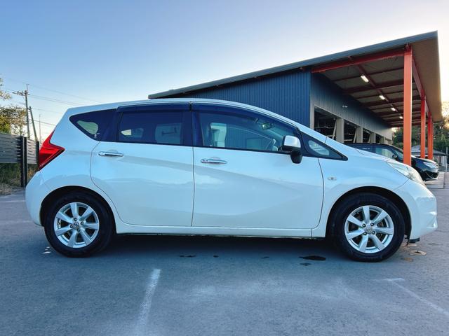 ノート メダリスト　保証１２ヵ月・走行無制限　ＥＴＣ　全周囲カメラ　ＴＶ　アルミホイール　オートライト　スマートキー　ＣＶＴ　盗難防止システム　衝突安全ボディ　ＡＢＳ　ＣＤ　ＵＳＢ　ミュージックプレイヤー接続可（15枚目）