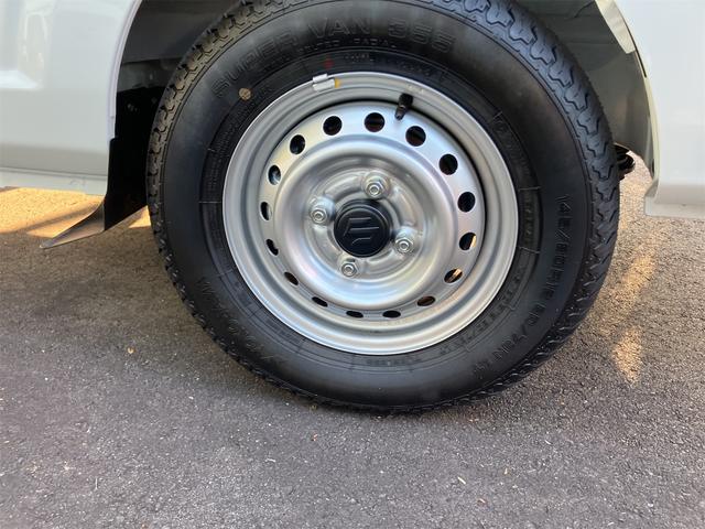 キャリイトラック ＫＣ　４ＷＤ　軽トラック　ＭＴ　クリアランスソナー　アイドリングストップ　オートライト　ＥＳＣ　エアコン　パワーステアリング　パワーウィンドウ　運転席エアバッグ　助手席エアバッグ　記録簿　助手席エアバック（9枚目）