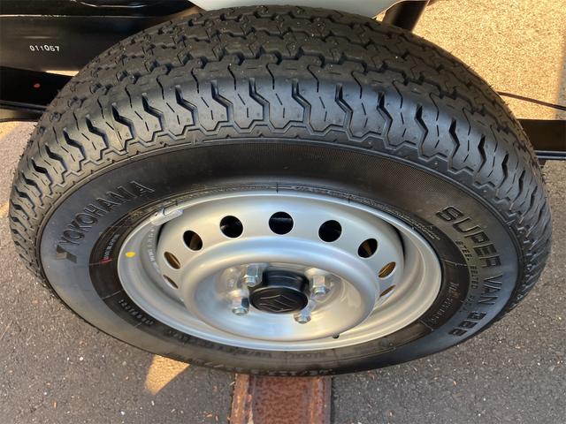 キャリイトラック ＫＣ　４ＷＤ　軽トラック　ＭＴ　クリアランスソナー　アイドリングストップ　オートライト　ＥＳＣ　エアコン　パワーステアリング　パワーウィンドウ　運転席エアバッグ　助手席エアバッグ　記録簿　助手席エアバック（10枚目）