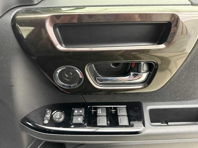 N-BOXカスタム G・Lターボホンダセンシング ドラレコ/ETC/クルコン/レーンキープアシスト/純正ナビ/Bluetooth接続/バックカメラ/フルセグTV/シートヒーター/オートライト/オートエアコン/両側パワースライドドア/パドルシフト/(32枚目)