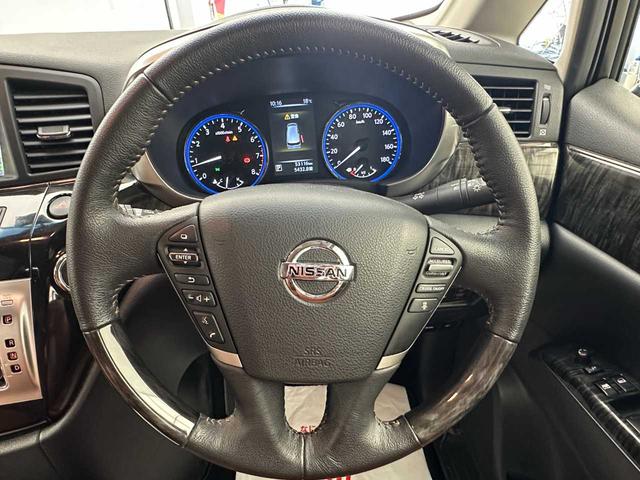 エルグランド ３５０ハイウェイスタージェットブラックアーバンクロム　クルコン／デジタルインナーミラー／パワーシート／純正ナビ／フルセグＴＶ／Ｂｌｕｅｔｏｏｔｈ接続／バックカメラ（全周囲）／シートヒーター／フリップダウンモニター／ＧＰＳレーダー探知機／ドラレコ／ＥＴＣ／（22枚目）