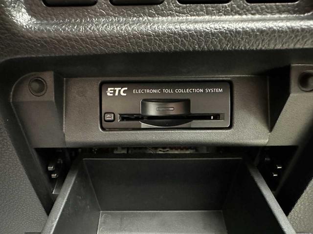 エルグランド ３５０ハイウェイスタージェットブラックアーバンクロム　クルコン／デジタルインナーミラー／パワーシート／純正ナビ／フルセグＴＶ／Ｂｌｕｅｔｏｏｔｈ接続／バックカメラ（全周囲）／シートヒーター／フリップダウンモニター／ＧＰＳレーダー探知機／ドラレコ／ＥＴＣ／（32枚目）