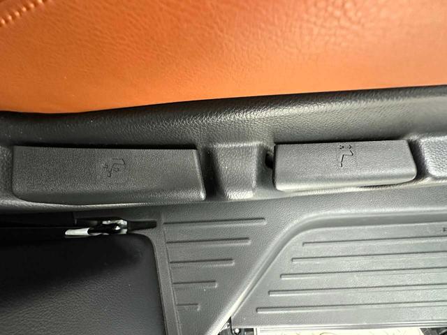 エルグランド ３５０ハイウェイスタージェットブラックアーバンクロム　クルコン／デジタルインナーミラー／パワーシート／純正ナビ／フルセグＴＶ／Ｂｌｕｅｔｏｏｔｈ接続／バックカメラ（全周囲）／シートヒーター／フリップダウンモニター／ＧＰＳレーダー探知機／ドラレコ／ＥＴＣ／（63枚目）