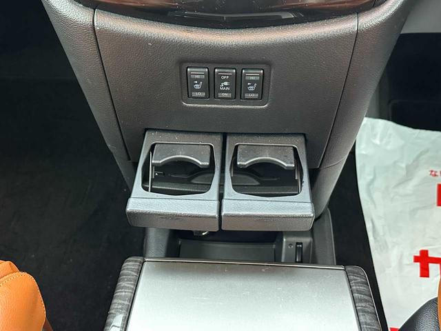 エルグランド ３５０ハイウェイスタージェットブラックアーバンクロム　クルコン／デジタルインナーミラー／パワーシート／純正ナビ／フルセグＴＶ／Ｂｌｕｅｔｏｏｔｈ接続／バックカメラ（全周囲）／シートヒーター／フリップダウンモニター／ＧＰＳレーダー探知機／ドラレコ／ＥＴＣ／（70枚目）