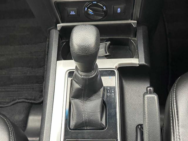 運転の際には必ず使用するシフトレバー。どんなタイプなのか確認したいですね。