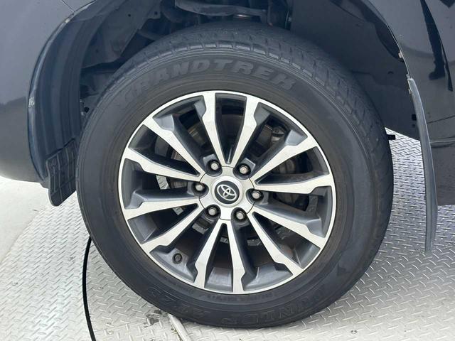 タイヤホイールは純正品や社外品でデザイン性が違いますのでよくお確かめください。自分で好きにカスタムするのもいいですね☆