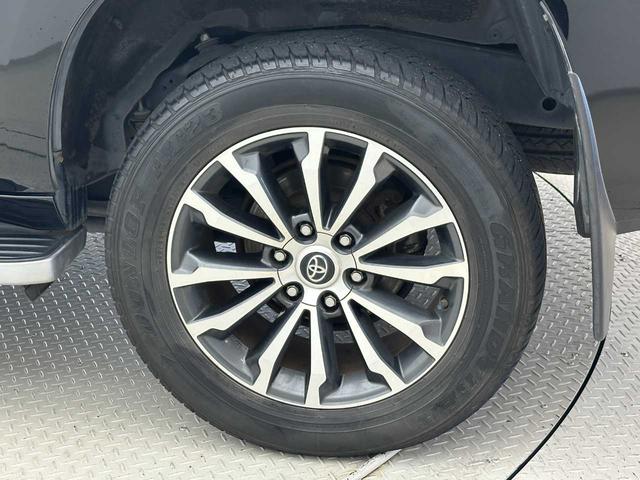 タイヤホイールは純正品や社外品でデザイン性が違いますのでよくお確かめください。自分で好きにカスタムするのもいいですね☆