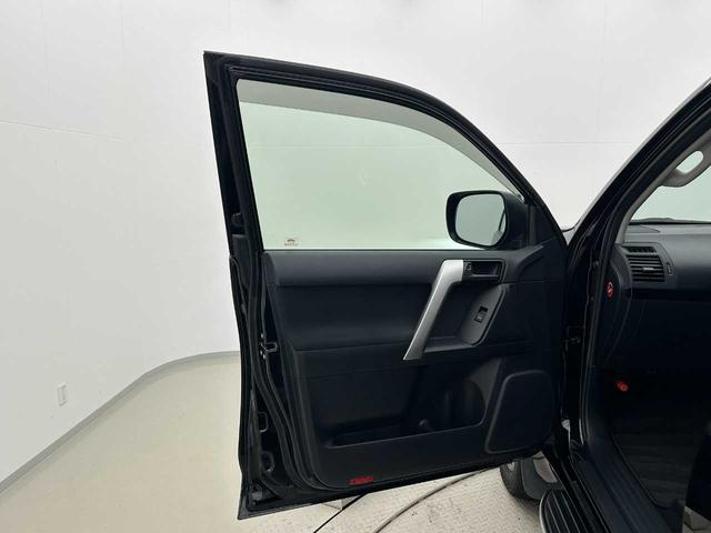 ドアや窓の開閉や、ミラーの調整などはこちらでできます♪