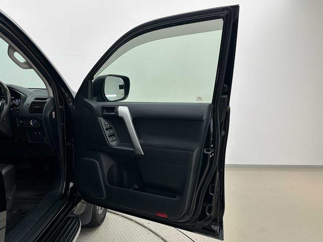 ドアや窓の開閉や、ミラーの調整などはこちらでできます♪