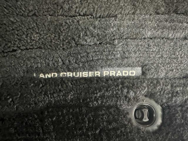 フロアマットは純正品や社外品などメーカーによってデザインが違いますのでお確かめください。