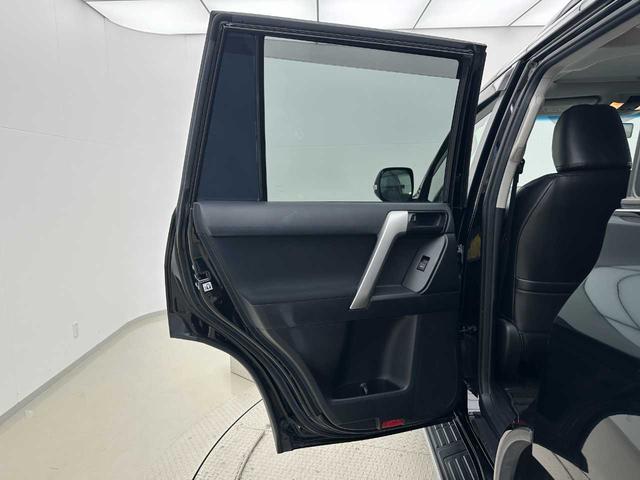 ドアや窓の開閉や、ミラーの調整などはこちらでできます♪