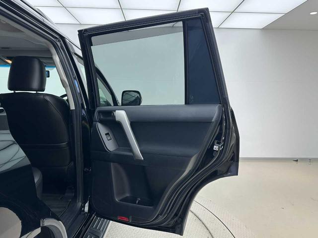 ドアや窓の開閉や、ミラーの調整などはこちらでできます♪