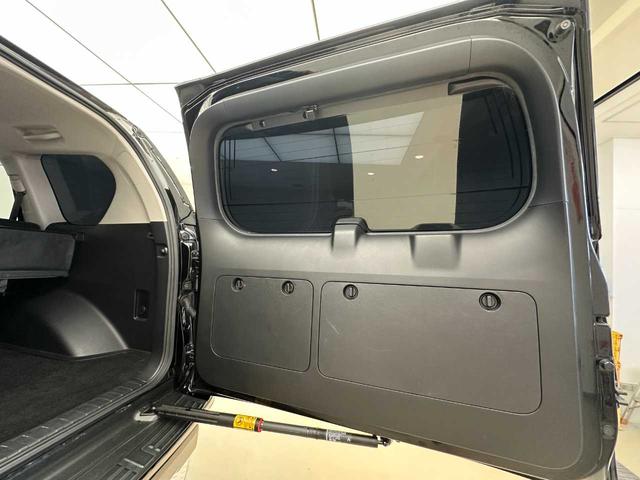 横開きタイプのトランクになっております。