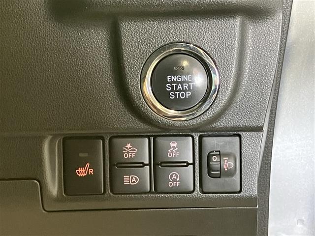 スマートキーを携帯していればキーを取り出さずにドアを施錠＆解錠。クルマの始動も可能です。