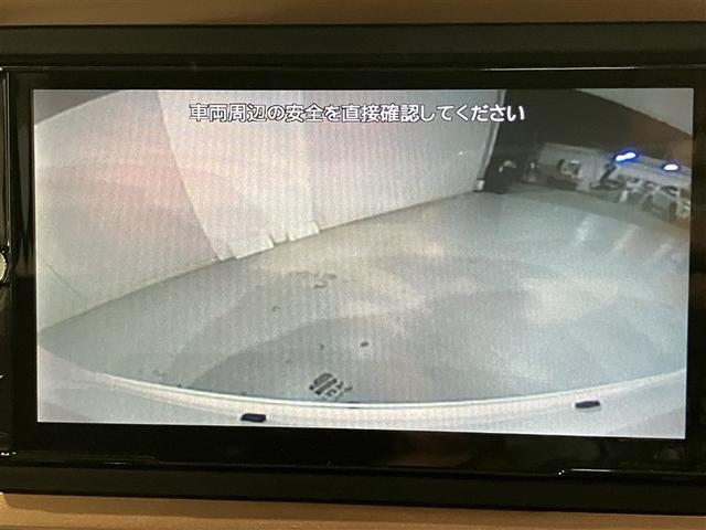 バックモニターで、後方を確認しながら安心して駐車することができます。運転初心者も熟練者も必須の機能ですよ！