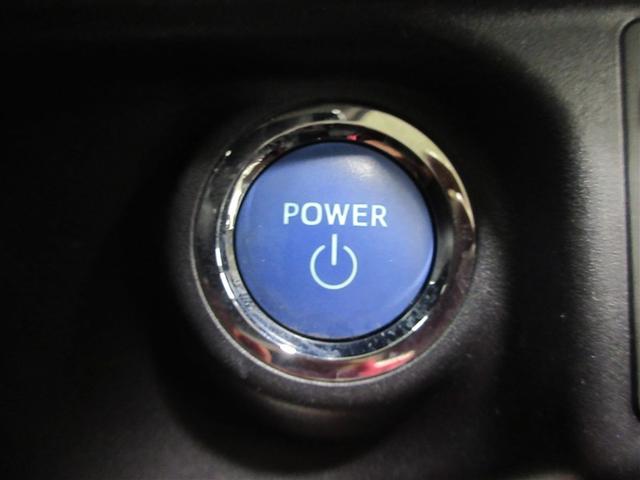 スマートキーを携帯していればキーを取り出さずにドアを施錠＆解錠。クルマの始動も可能です。