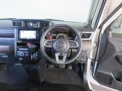 高いアイポイントと広いガラスエリアで運転のしやすさはバツグンです。 3