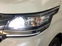 【ＨＩＤ】ディスチャージヘッドライトが装備されています。夜間走行時や雨の日に明るく安全に前方を照らすことが出来ます。対向車からも見えやすいので相手に接近を知らせることも出来ます。