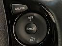 ステアリングホイールの右側がクルーズコントロールスイッチです。アクセルペダルを踏まずに一定走行が出来るので、高速道路での走行がグッと快適になります。
