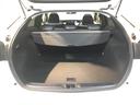 トランクの広さは、どうです、たくさんの荷物が積めますよ。トノカバー付き。荷室のプライバシーを守ってくれます。見た目もスッキリ、防犯性も高まります。