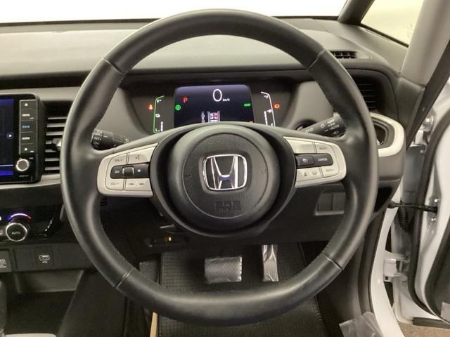 フィット e:HEVホーム 試乗車 禁煙車 メモリーナビ フルセグ リアカメラ ETC 前後誤発進抑制機能 クリソナ 助手席エアバッグ 運転席エアバッグ アイドリングストップ LEDライト USB接続 バックカメラ ABS(3枚目)
