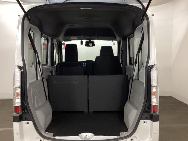 後席を倒さなくても、ゆとりある荷室を確保。