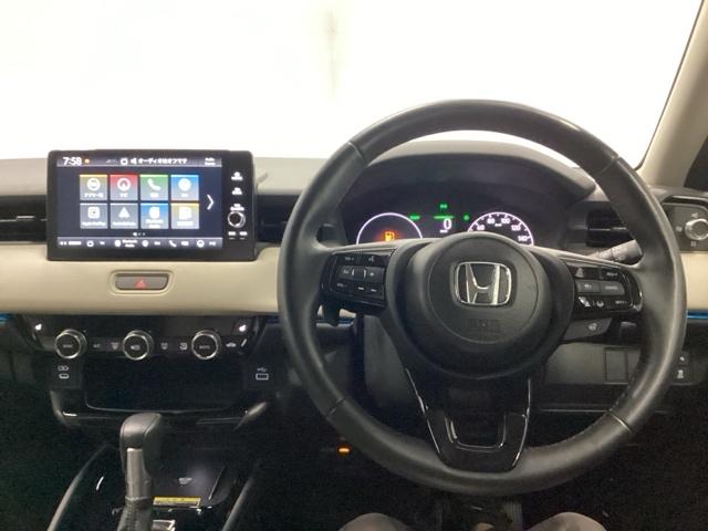 ヴェゼル ｅ：ＨＥＶＺ・ＰＬａＹパッケージＢＳＩ後退出庫サポートレス　メモリーナビ　リアカメラ　ＥＴＣ　オートクルーズコントロール　アイドリングストップ　ドラレコ　ＬＥＤヘッド　ＵＳＢ　電動テールゲート　衝突被害軽減システム　リヤカメラ　フルセグテレビ　横滑り防止装置（3枚目）