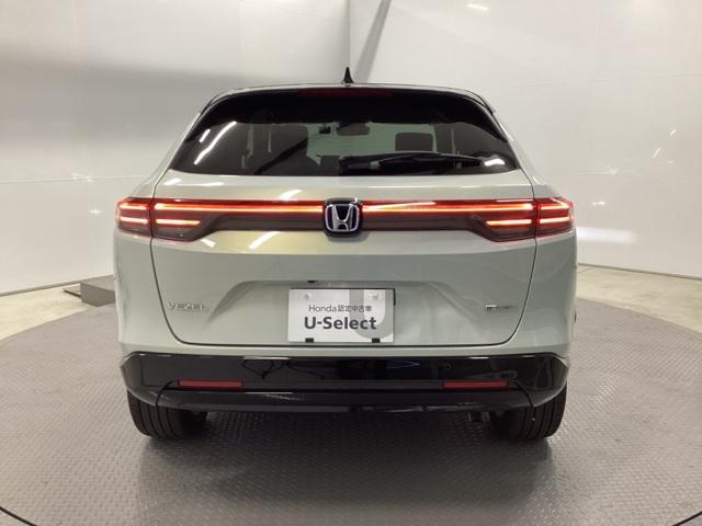 ヴェゼル ｅ：ＨＥＶＺ・ＰＬａＹパッケージＢＳＩ後退出庫サポートレス　メモリーナビ　リアカメラ　ＥＴＣ　オートクルーズコントロール　アイドリングストップ　ドラレコ　ＬＥＤヘッド　ＵＳＢ　電動テールゲート　衝突被害軽減システム　リヤカメラ　フルセグテレビ　横滑り防止装置（9枚目）