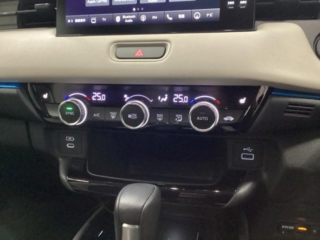 ヴェゼル ｅ：ＨＥＶＺ・ＰＬａＹパッケージＢＳＩ後退出庫サポートレス　メモリーナビ　リアカメラ　ＥＴＣ　オートクルーズコントロール　アイドリングストップ　ドラレコ　ＬＥＤヘッド　ＵＳＢ　電動テールゲート　衝突被害軽減システム　リヤカメラ　フルセグテレビ　横滑り防止装置（12枚目）