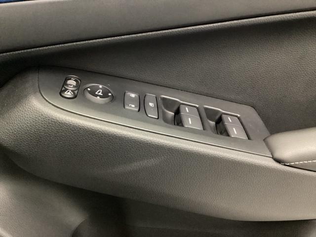 ヴェゼル ｅ：ＨＥＶＺ・ＰＬａＹパッケージＢＳＩ後退出庫サポートレス　メモリーナビ　リアカメラ　ＥＴＣ　オートクルーズコントロール　アイドリングストップ　ドラレコ　ＬＥＤヘッド　ＵＳＢ　電動テールゲート　衝突被害軽減システム　リヤカメラ　フルセグテレビ　横滑り防止装置（32枚目）