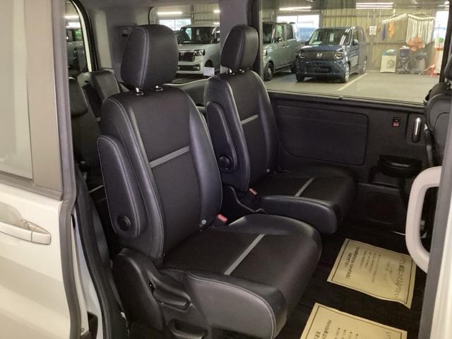 �t���b�g�ȏ��ƕG���⓪��X�y�[�X�ȂǏ\���ȍL��������܂��B�㕔���Ȃɂ͏��~�肷��ۂ̕⏕�A���s���̗h���}���邽�߂̎肷����t���Ă���܂��B����҂⏬�������q�l�����邲�ƒ�ł͏d�󂳂�܂��B