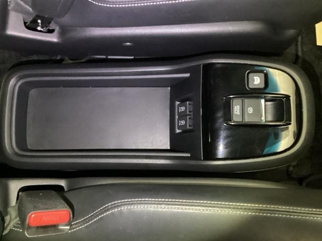 �X�}�[�g�t�H���Ȃǂ̏[�d�ɕ֗��Ȃt�r�a�W���b�N�B��Ԓ��Ƀu���[�L�y�_���𓥂ݑ����Ȃ��Ă��u���[�L�ێ����ł���I�[�g�}�`�b�N�u���[�L�z�[���h�@�\�����Ă���܂��B