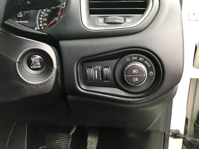 ジープ・レネゲード リミテッド 8.4インチUコネクトナビ バックカメラ ETC アダブティブクルーズコントロール ブラインドスポットモニター HIDライト F席パワーシート シートヒーター ステアリングヒーター プッシュスタート(30枚目)