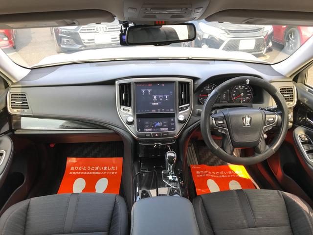 運転席まわりは十分なスペースがあり、大柄な方でもゆったり運転していただける環境です。