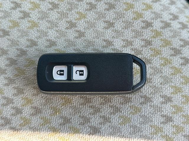 付いてて便利！とても人気の高い装備のスマートキーシステム。キーを携帯しているだけで、ドアロックの開閉並びにエンジンの始動が可能な装備です。プッシュスタートですのでエンジンの始動もボタンを押すだけです