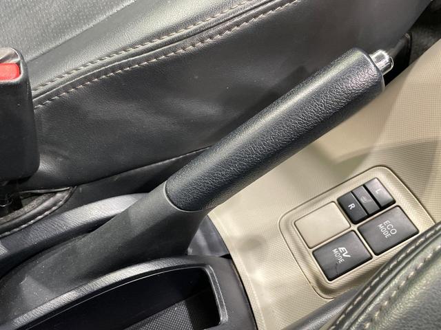 アクア G 純正ナビ バックカメラ 前席シートヒーター スマートキー LEDヘッド ETC オートライト オートエアコン 純正15インチアルミ Bluetooth CD DVD再生 フルセグ 革巻きステアリング(46枚目)