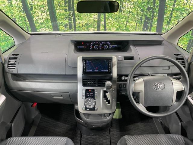 ノア Ｓ　両側電動ドア　純正ＨＤＤナビ　後席モニター　バックカメラ　禁煙車　スマートキー　ＨＩＤヘッド　ビルトインＥＴＣ　デュアルエアコン　ＣＤ　ＤＶＤ再生　地デジ（2枚目）