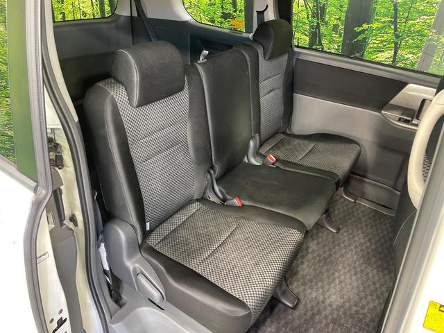 ノア Ｓ　両側電動ドア　純正ＨＤＤナビ　後席モニター　バックカメラ　禁煙車　スマートキー　ＨＩＤヘッド　ビルトインＥＴＣ　デュアルエアコン　ＣＤ　ＤＶＤ再生　地デジ（8枚目）