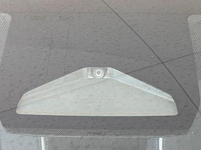 プリウス Ｇ　バックカメラ　衝突軽減　純正８インチディスプレイオーディオ　レーダークルーズ　禁煙車　ドラレコ　コーナーセンサー　スマートキー　ＬＥＤヘッド　ＥＴＣ　オートハイビーム　車線逸脱警報　オートライト（3枚目）