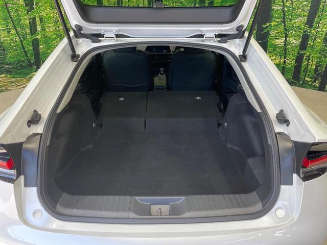 プリウス Ｇ　バックカメラ　衝突軽減　純正８インチディスプレイオーディオ　レーダークルーズ　禁煙車　ドラレコ　コーナーセンサー　スマートキー　ＬＥＤヘッド　ＥＴＣ　オートハイビーム　車線逸脱警報　オートライト（10枚目）