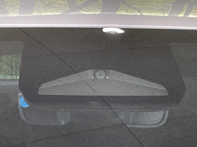 【プリクラッシュセーフティ】前方の車両等を検知し、衝突しそうな時は警報で注意を促し、ブレーキを踏む力をサポート。ブレーキを踏めなかった場合は衝突被害軽減ブレーキが作動、衝突回避をサポートします。