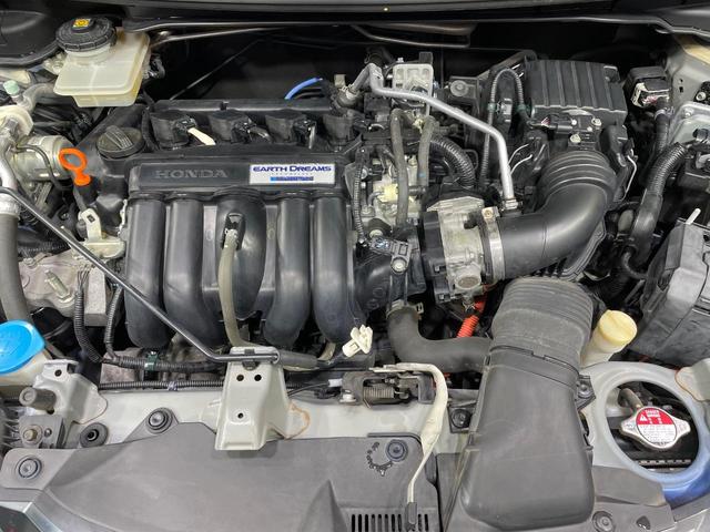 フィットハイブリッド Ｆパッケージ　メーカーナビ　バックカメラ　衝突軽減装置　禁煙車　スマートキー　ＬＥＤヘッド　ＥＴＣ　オートライト　オートエアコン　Ｂｌｕｅｔｏｏｔｈ　ＣＤ　ＤＶＤ再生　フルセグ　ステアリングスイッチ　電動格納ミラー（18枚目）