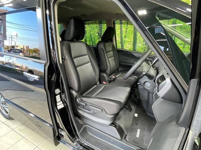 運転席まわりには十分なスペースがあり、大柄な方でもゆったり運転していただける環境です。