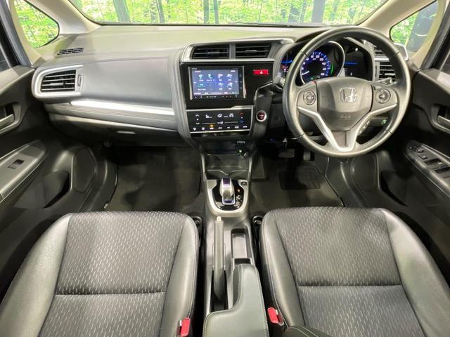 フィットハイブリッド Ｌパッケージ　純正ナビ　バックカメラ　衝突軽減装置　禁煙車　ハーフレザーシート　ドラレコ　スマートキー　ＬＥＤヘッド　ＥＴＣ　クルコン　オートライト　オートエアコン　Ｂｌｕｅｔｏｏｔｈ　ＣＤ　ＤＶＤ再生（2枚目）