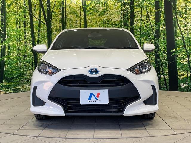 ヤリス ハイブリッドＸ　バックカメラ　衝突被害軽減システム　レーダークルーズ　禁煙車　コーナーセンサー　ビルトインＥＴＣ　車線逸脱警報　オートライト　オートエアコン　Ｂｌｕｅｔｏｏｔｈ（3枚目）