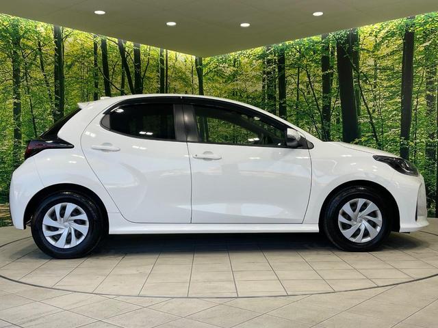 ヤリス ハイブリッドＸ　バックカメラ　衝突被害軽減システム　レーダークルーズ　禁煙車　コーナーセンサー　ビルトインＥＴＣ　車線逸脱警報　オートライト　オートエアコン　Ｂｌｕｅｔｏｏｔｈ（5枚目）