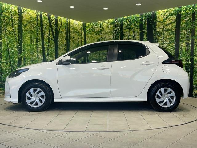 ヤリス ハイブリッドＸ　バックカメラ　衝突被害軽減システム　レーダークルーズ　禁煙車　コーナーセンサー　ビルトインＥＴＣ　車線逸脱警報　オートライト　オートエアコン　Ｂｌｕｅｔｏｏｔｈ（9枚目）